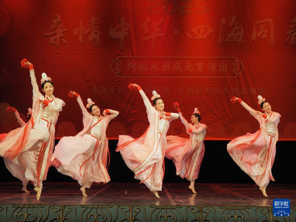 2月11日，在哈薩克斯坦阿拉木圖的阿拜國家歌劇和芭蕾舞劇院，中國演員表演舞蹈《元日霓裳》。新華社記者 趙宇 攝