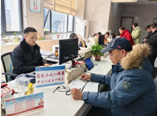 市民在 “高效辦成一件事” 窗口辦理業(yè)務(wù)。彭雪松攝