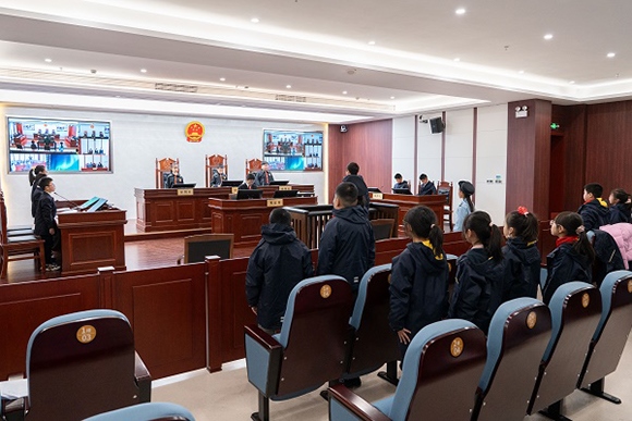 圖③：同學(xué)們開展模擬法庭活動。