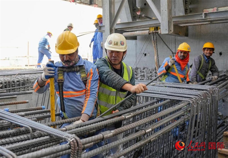 扎鋼筋。人民網(wǎng)塔里克·易卜拉欣攝