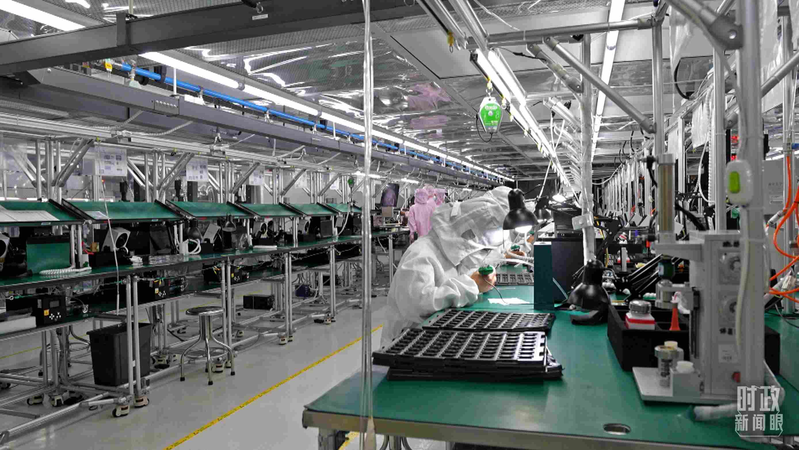 △四川省宜賓市極米光電有限公司的無塵車間光機(jī)組裝線。（總臺(tái)央視記者范學(xué)禹拍攝）