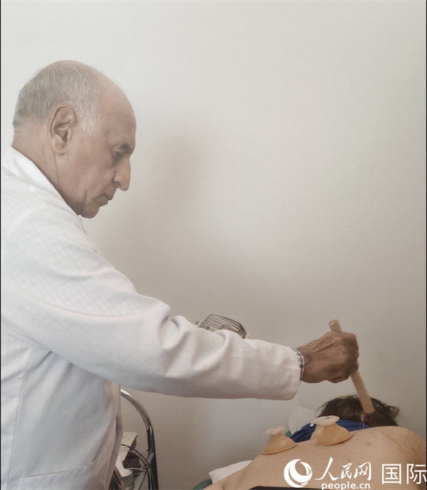 哈利勒正在治療病人。人民網(wǎng)記者 黃培昭攝