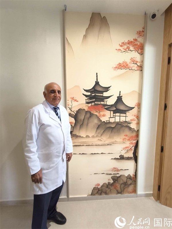 哈利勒的診所中國元素很濃。人民網(wǎng)記者 黃培昭攝