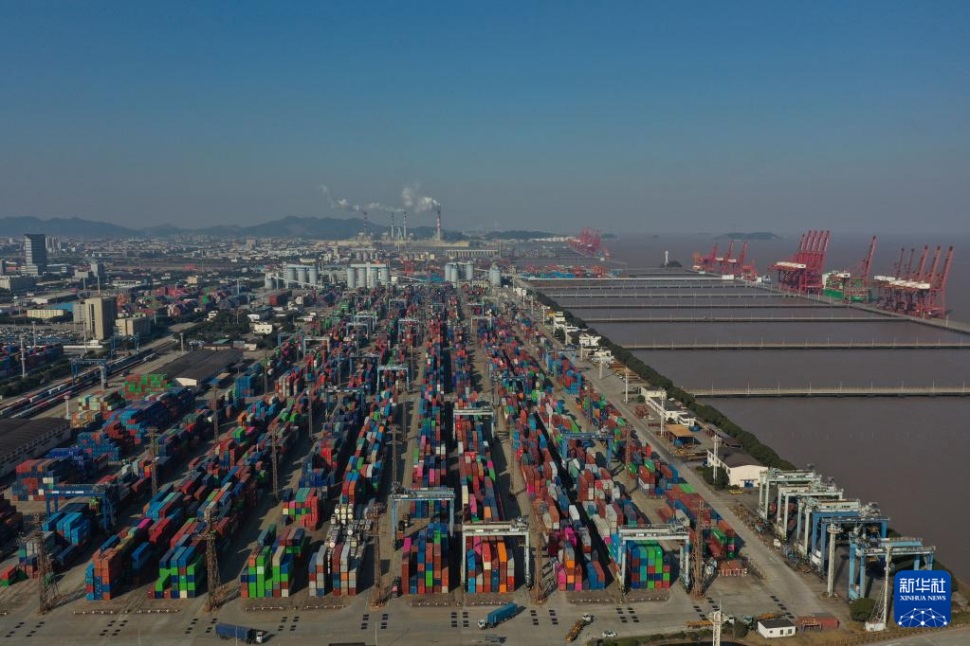  1月24日拍攝的寧波舟山港北侖港區(qū)集裝箱碼頭。 新華社記者 黃宗治 攝