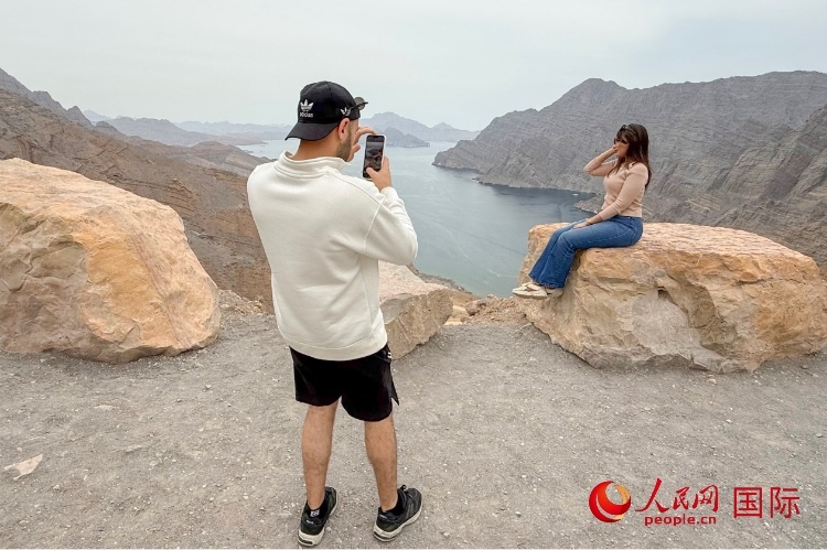 圖為游客參觀阿曼北部穆桑代姆峽灣。人民網(wǎng) 塔里克·易卜拉欣攝