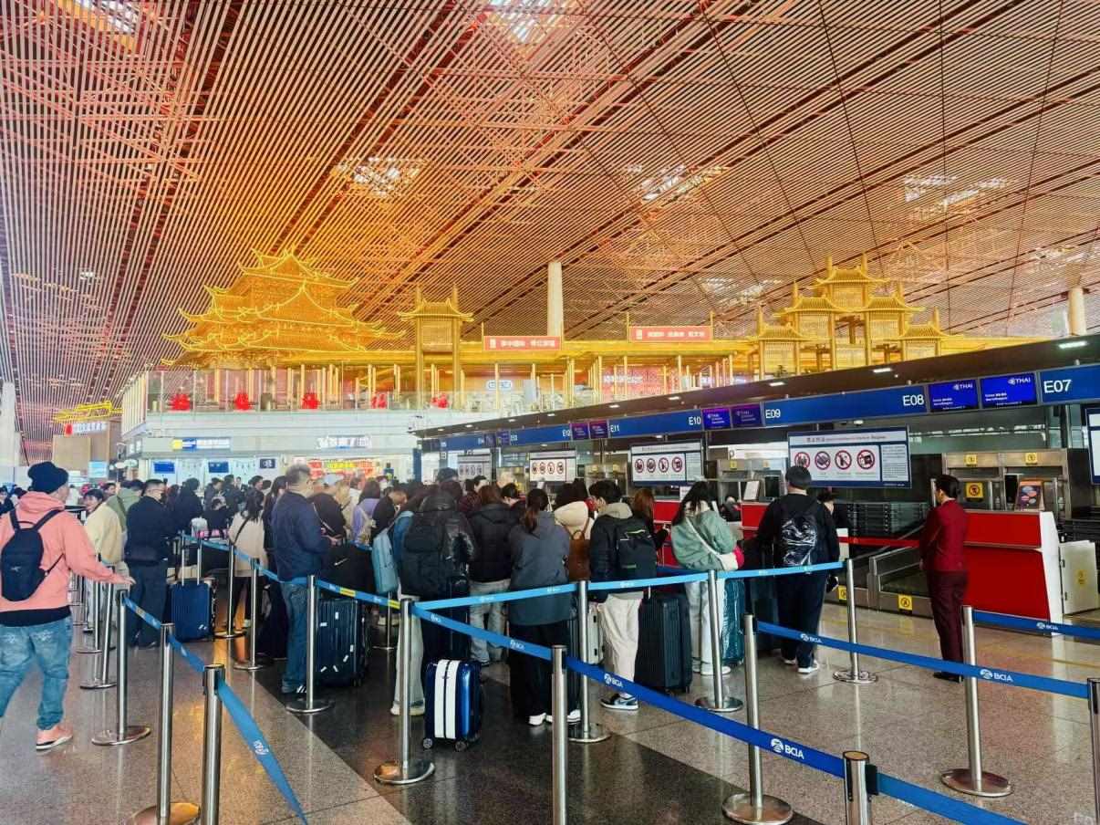 旅客在首都機(jī)場值機(jī)柜臺(tái)辦理乘機(jī)手續(xù)。人民網(wǎng)記者 喬雪峰攝