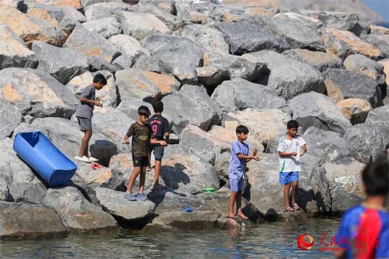 在海邊玩耍的孩子們。人民網(wǎng) 塔里克·易卜拉欣攝