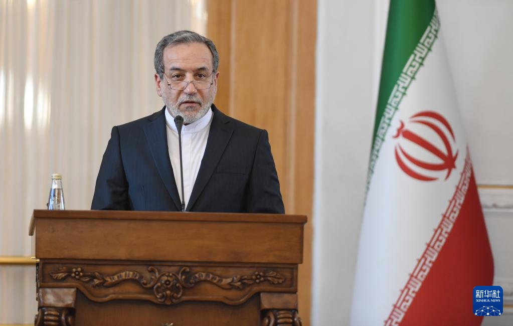 2月25日，在伊朗德黑蘭，伊朗外交部長阿拉格齊出席聯(lián)合新聞發(fā)布會。新華社記者 沙達(dá)提 攝