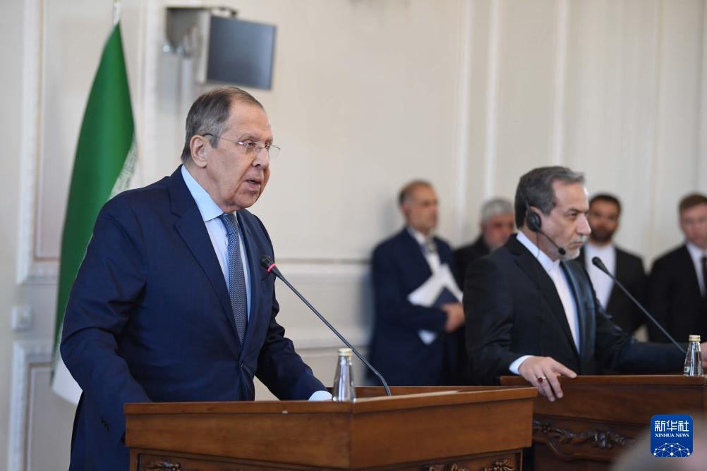 2月25日，在伊朗德黑蘭，俄羅斯外長拉夫羅夫（左）與伊朗外交部長阿拉格齊出席聯(lián)合新聞發(fā)布會。新華社記者 沙達(dá)提 攝