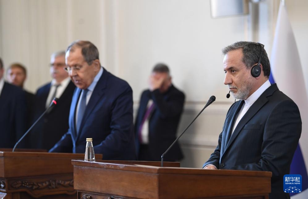 2月25日，在伊朗德黑蘭，伊朗外交部長阿拉格齊（右）與俄羅斯外長拉夫羅夫出席聯(lián)合新聞發(fā)布會。新華社記者 沙達(dá)提 攝