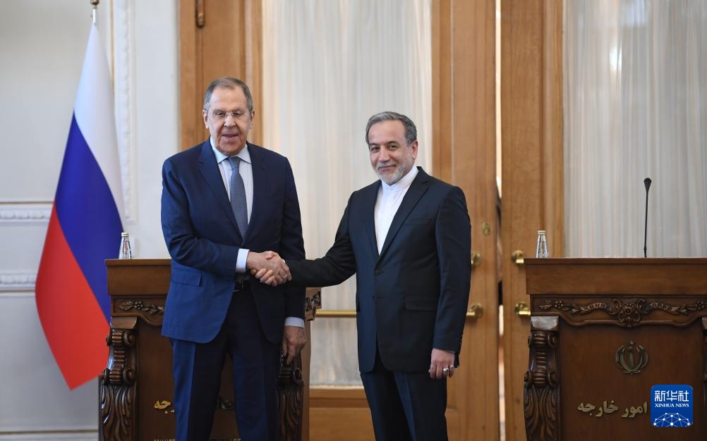 2月25日，在伊朗德黑蘭，伊朗外交部長阿拉格齊（右）與俄羅斯外長拉夫羅夫出席聯(lián)合新聞發(fā)布會。新華社記者 沙達(dá)提 攝