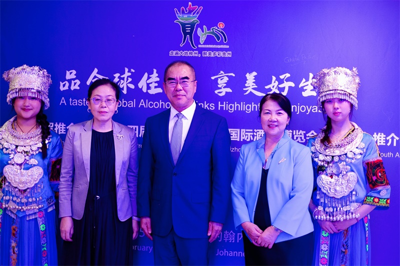 潘慶江總領(lǐng)事與王洪波秘書長合影。（南非貴州商會供圖）