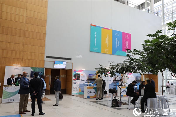 第5屆“共同金融”峰會在南非開普敦國際會議中心開幕。圖為與會嘉賓正在交談。人民網(wǎng)記者 戴楷然攝