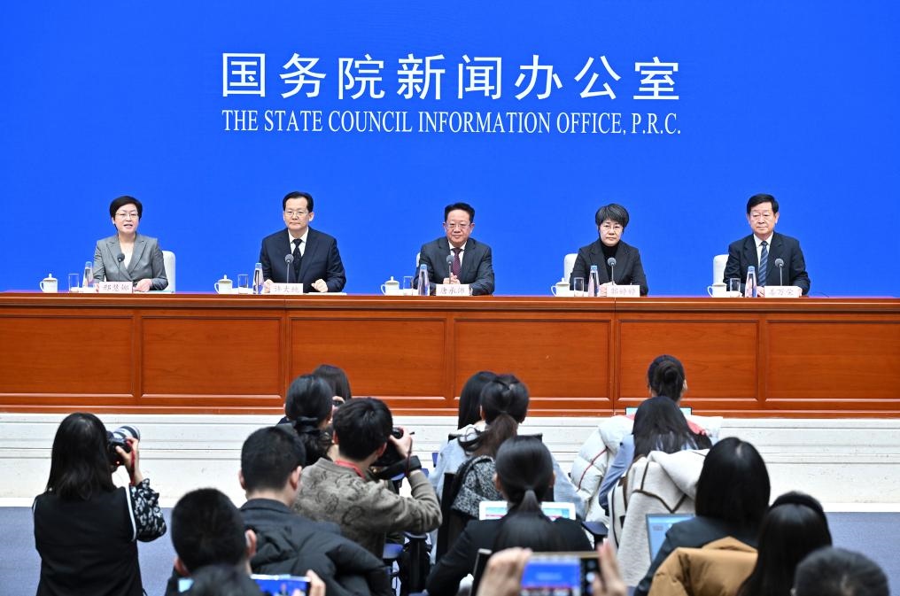 2月28日，國務(wù)院新聞辦公室在北京舉行國務(wù)院政策例行吹風(fēng)會，民政部副部長唐承沛、財政部副部長郭婷婷、自然資源部副部長許大純、住房城鄉(xiāng)建設(shè)部副部長姜萬榮和國務(wù)院新聞辦公室新聞發(fā)言人介紹2024年國務(wù)院部門辦理全國人大代表建議和全國政協(xié)提案工作有關(guān)情況，并答記者問。新華社記者 李鑫 攝