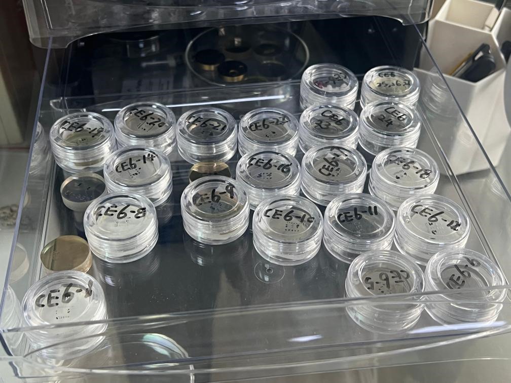 包含嫦娥六號樣品的樹脂靶。新華社記者 溫競?cè)A 攝