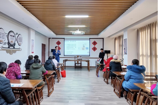 實(shí)踐支隊(duì)隊(duì)員在涇河村進(jìn)行反詐宣講。學(xué)校供圖