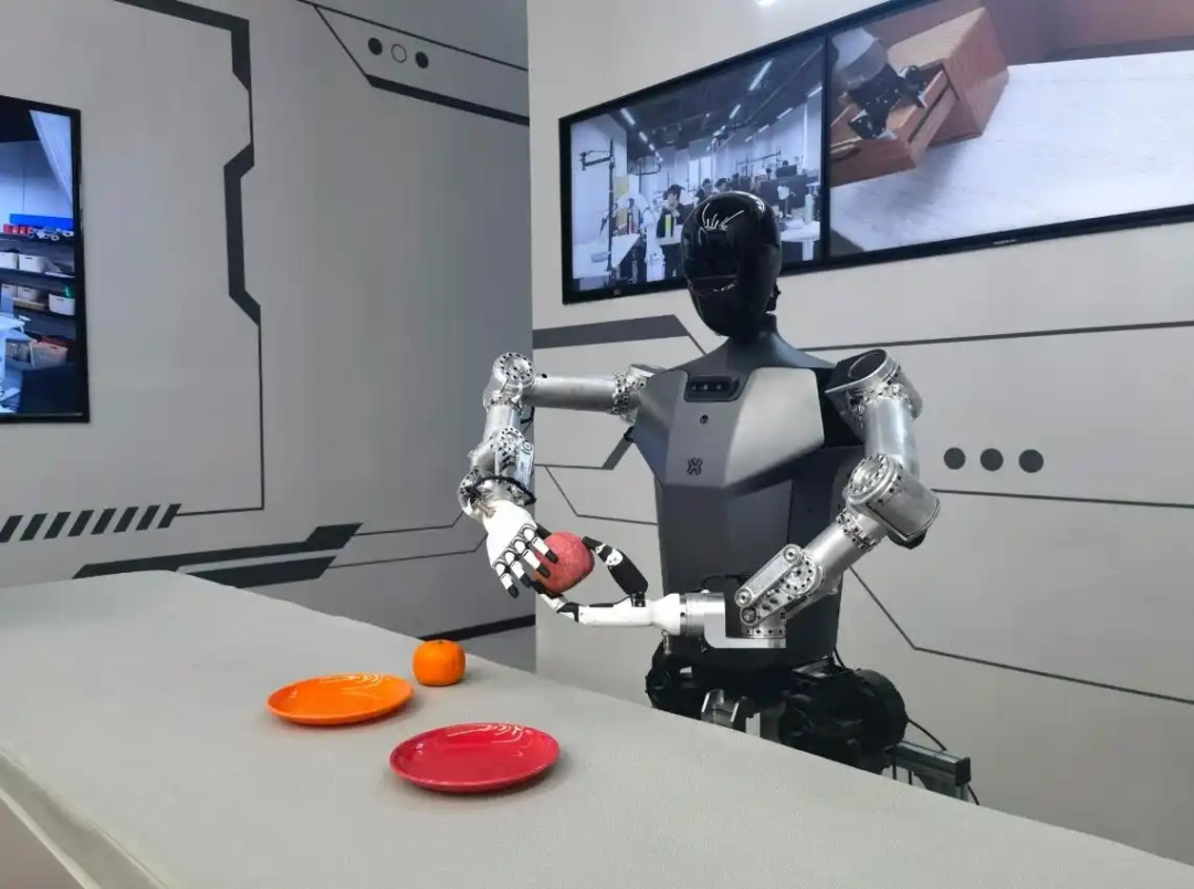 △2025年2月24日，北京“機(jī)器人大世界”展出的機(jī)器人正在完成日常家務(wù)。