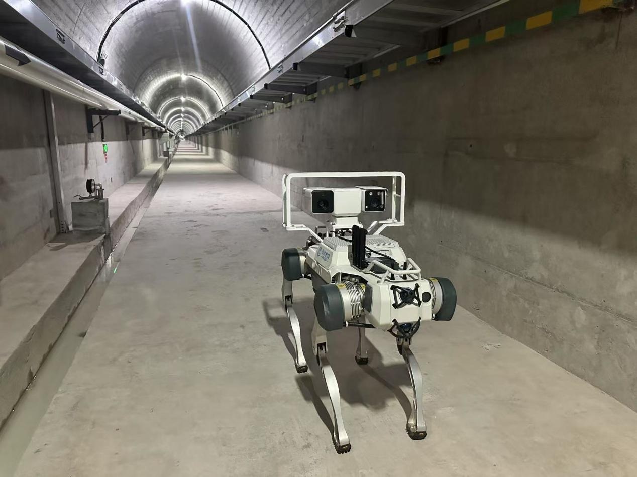 機(jī)器人正在對(duì)大壩廊道進(jìn)行巡檢，重點(diǎn)監(jiān)測(cè)裂縫，滲水點(diǎn)，積水等。水利部供圖