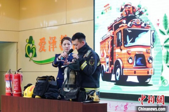 圖為消防員介紹消防裝備。中新社記者 趙宇航 攝