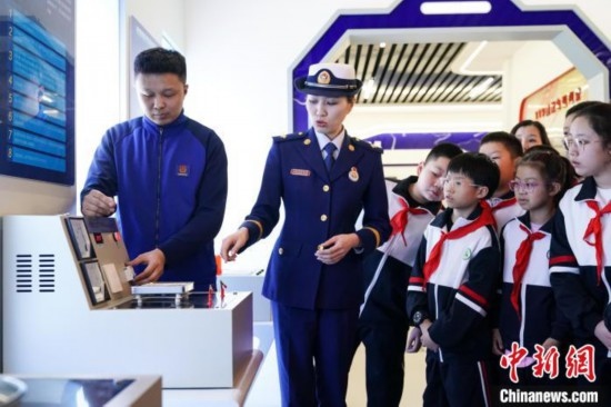 圖為學(xué)生們參觀道里區(qū)消防救援大隊消防科普體驗館內(nèi)電器火災(zāi)演示實驗臺。中新社記者 趙宇航 攝