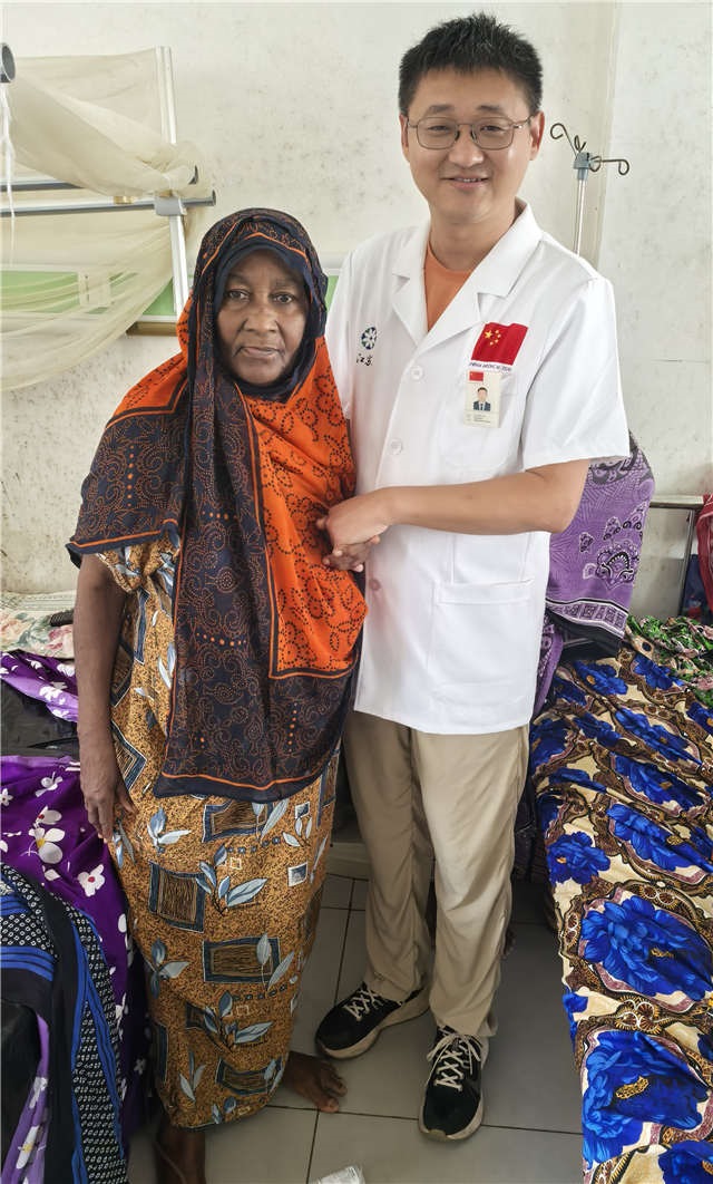 術(shù)后第二天患者即能站立。中國援桑醫(yī)療隊供圖