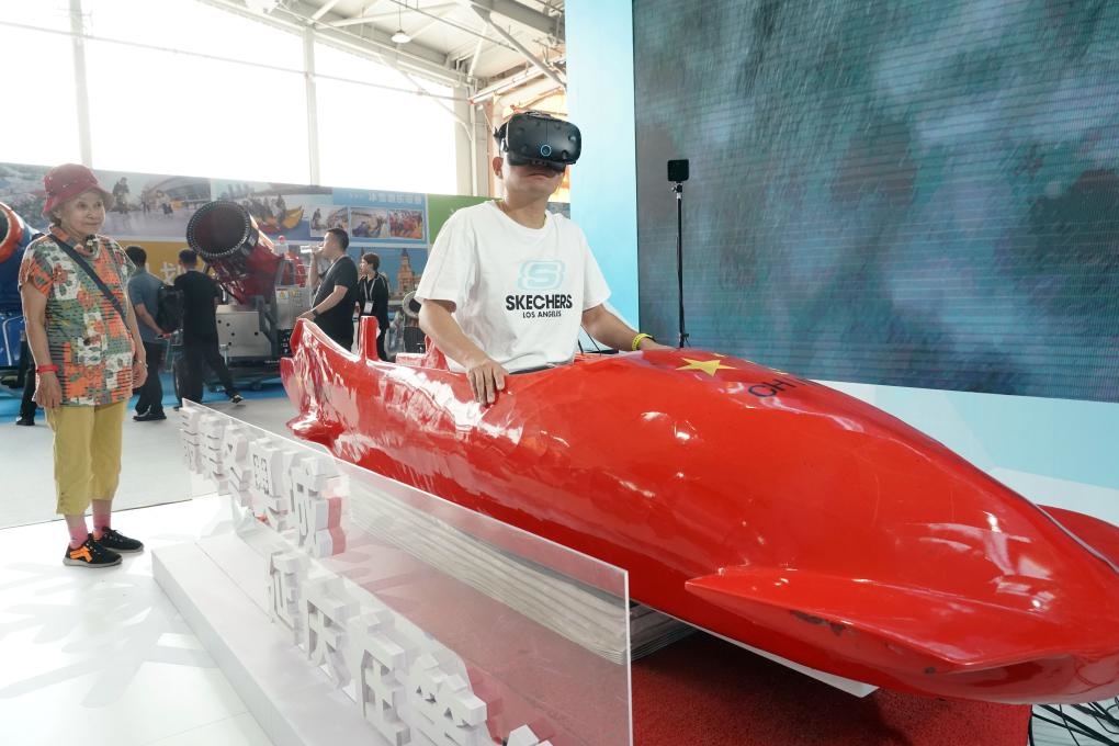 2023年9月15日，觀眾在2023國際冬季運動（北京）博覽會現(xiàn)場通過VR設(shè)備體驗雪車。新華社記者 任超 攝