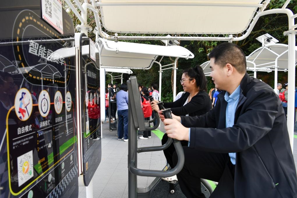 2024年1月20日，市民在蓮花山公園西區(qū)室外智能健身房參加競賽活動。當(dāng)日，深圳市室外智能健身競賽活動舉行。新華社記者 梁旭 攝