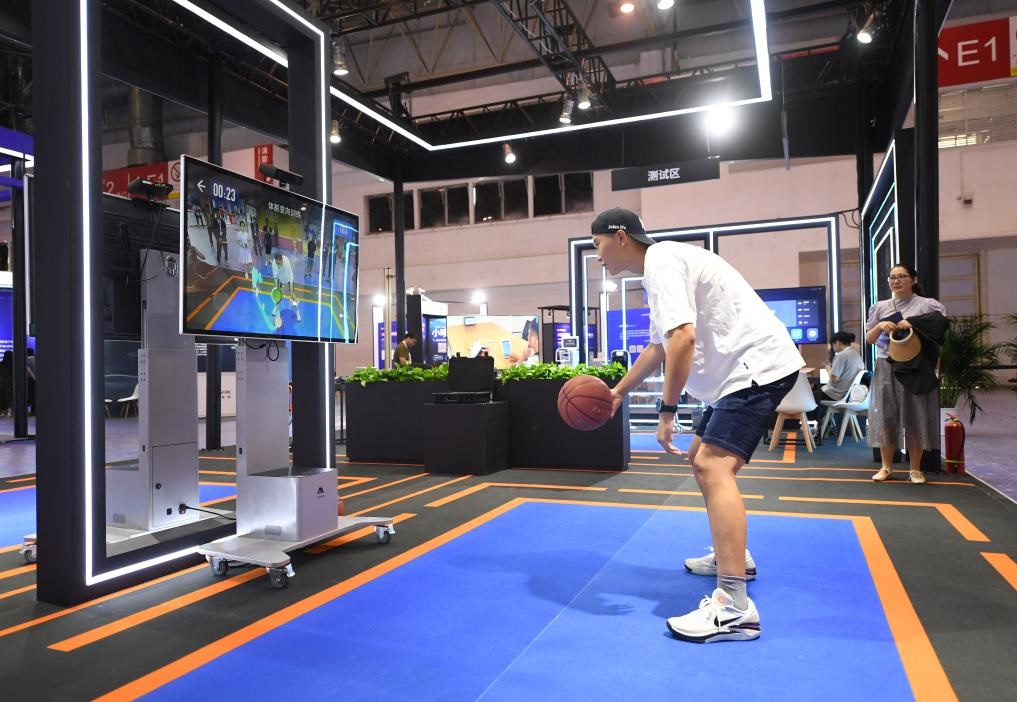 2023年8月25日，在HICOOL2023全球創(chuàng)業(yè)者峰會展覽展示區(qū)，觀眾體驗AI智慧體育運動系統(tǒng)。當(dāng)日，HICOOL2023全球創(chuàng)業(yè)者峰會在位于北京市順義區(qū)的中國國際展覽中心（新館）開幕。新華社記者 任超 攝