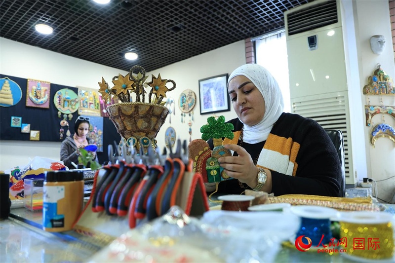 設(shè)計(jì)師娜達(dá)在制作巴比倫時(shí)期飾品。人民網(wǎng)伊納斯·易卜拉欣攝