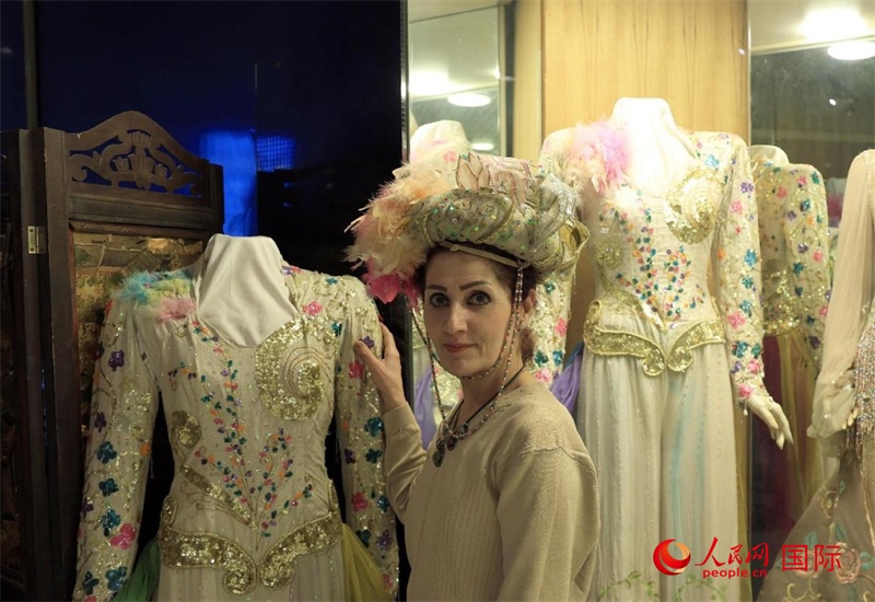 設(shè)計(jì)師展示阿拉伯阿巴斯王朝時(shí)期王冠。人民網(wǎng)伊納斯·易卜拉欣攝