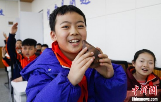 圖為學(xué)生在“國(guó)寶音樂會(huì)”社教課中體驗(yàn)吹陶塤。中新社記者 馬銘言 攝