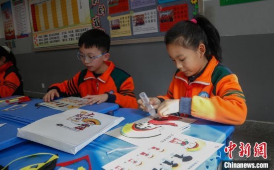 圖為學(xué)生參與“土族娃娃布貼畫”社教課。中新社記者 馬銘言 攝