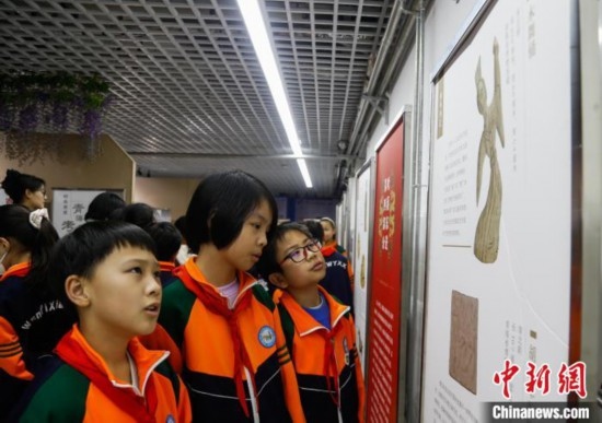 圖為學(xué)生參觀青海省博物館“1+3”主題流動(dòng)展覽，了解木舞俑。中新社記者 馬銘言 攝