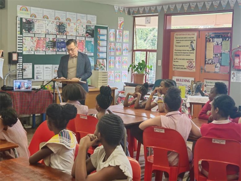 中國(guó)文化中心孔子課堂外方院長(zhǎng)陸志雷博士發(fā)言。