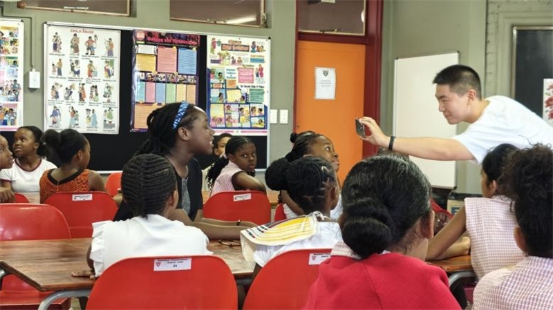 南非學(xué)生現(xiàn)場(chǎng)提問。