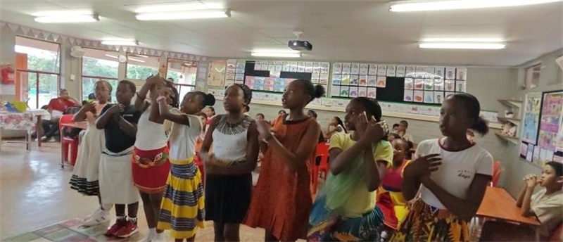 南非學(xué)生展示民族服飾，合唱《聽我說(shuō)謝謝你》。
