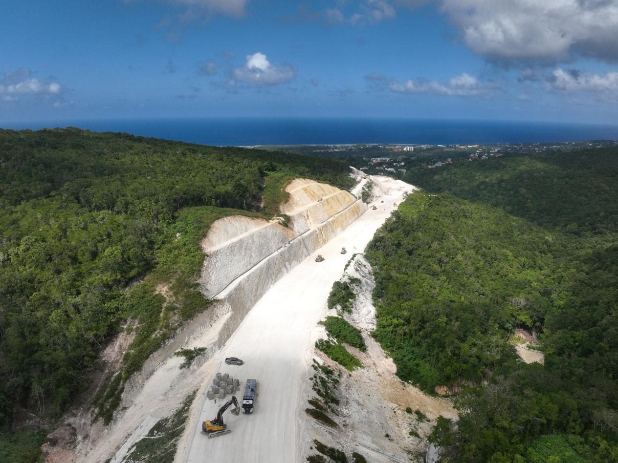 圖為中企承建的牙買加蒙特哥貝繞城路項(xiàng)目基層試驗(yàn)段正在進(jìn)行攤鋪和碾壓施工，相關(guān)施工工作已于近日順利完成。中國港灣美洲區(qū)域公司供圖