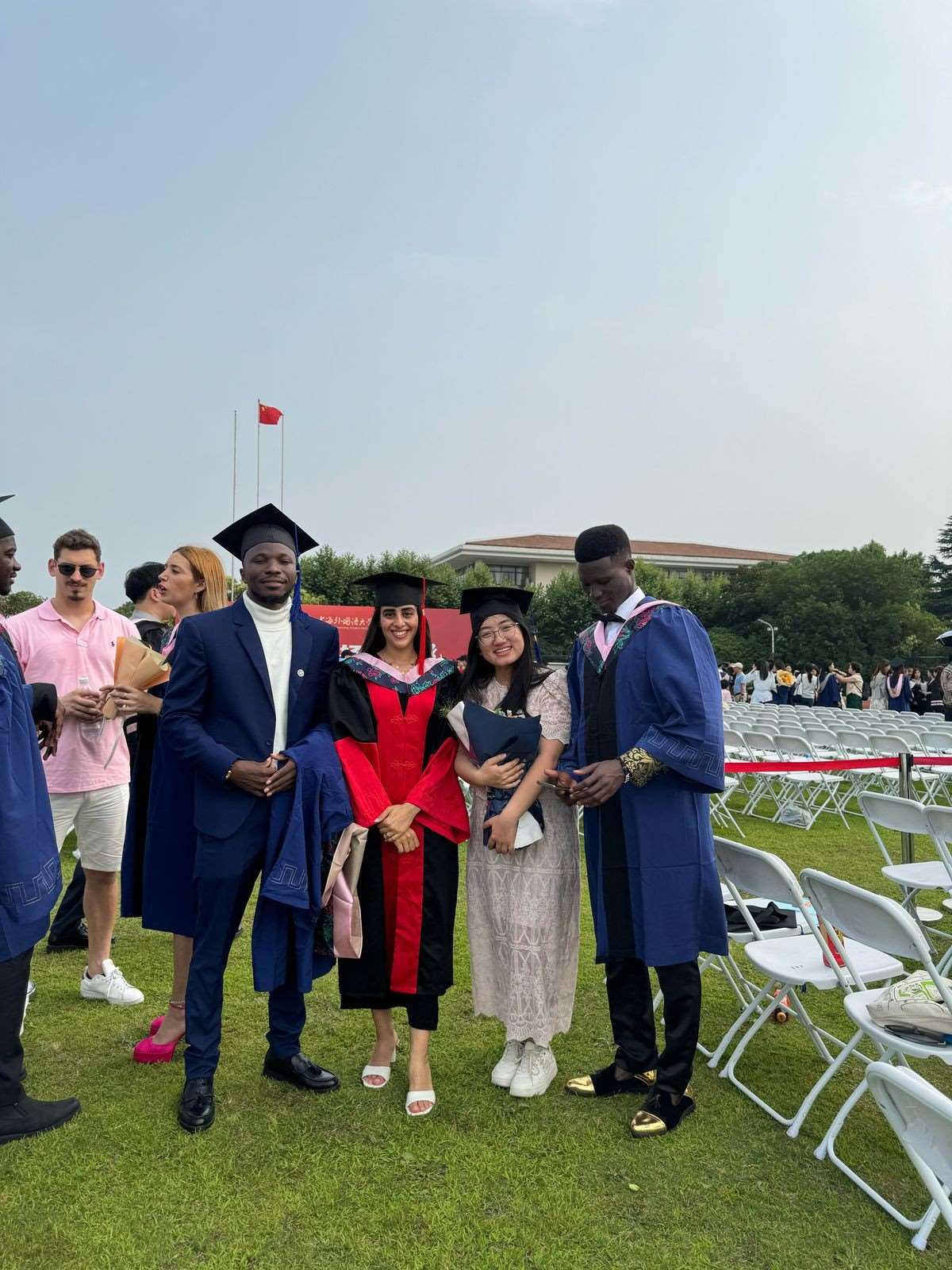 卡友琪（右三）在中國(guó)獲得學(xué)位后與同學(xué)合影。受訪者供圖