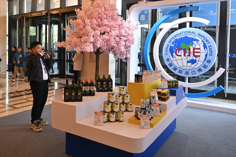 參會(huì)嘉賓在“進(jìn)博會(huì)走進(jìn)湖北”活動(dòng)主題推介會(huì)展區(qū)拍攝。人民網(wǎng)記者 翁奇羽攝