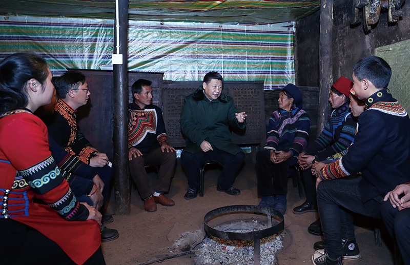 △2018年2月11日，四川涼山彝族自治州昭覺縣三岔河鄉(xiāng)三河村，習(xí)近平總書記來到村民節(jié)列俄阿木家中看望。