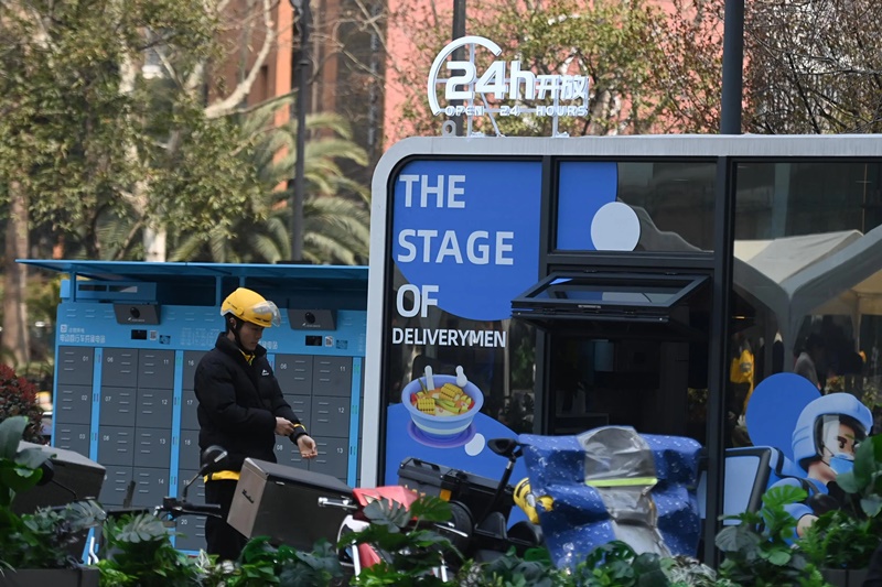 2024年3月15日，位于浙江杭州城西銀泰城廣場的“小哥驛站”正式啟用，網(wǎng)約車司機(jī)等新就業(yè)形態(tài)勞動(dòng)者可在此短暫休憩、補(bǔ)給。