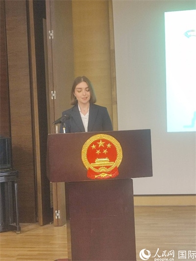 意方學(xué)生代表白綺花發(fā)言。人民網(wǎng)記者 鄭彬攝