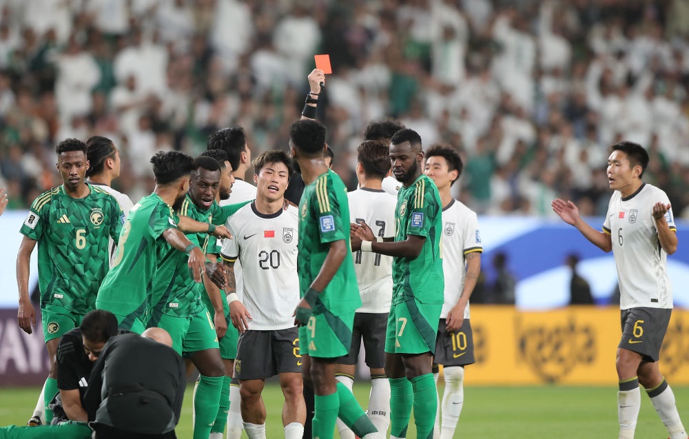 3月20日，主裁判向中國(guó)隊(duì)球員林良銘出示紅牌。新華社記者 王東震 攝