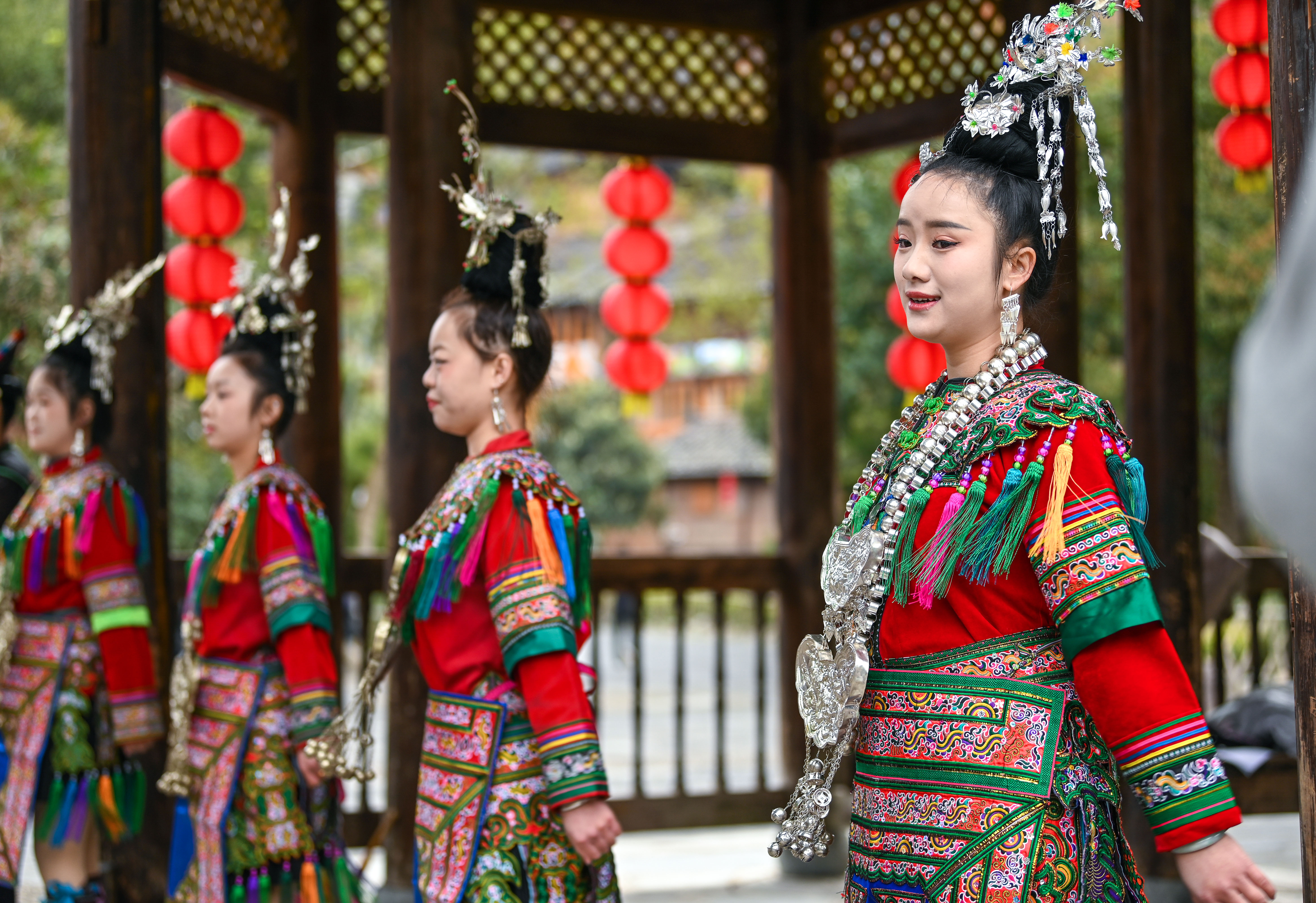  2025年3月18日，侗族群眾在貴州省黎平縣肇興侗寨給游客演唱侗族大歌。