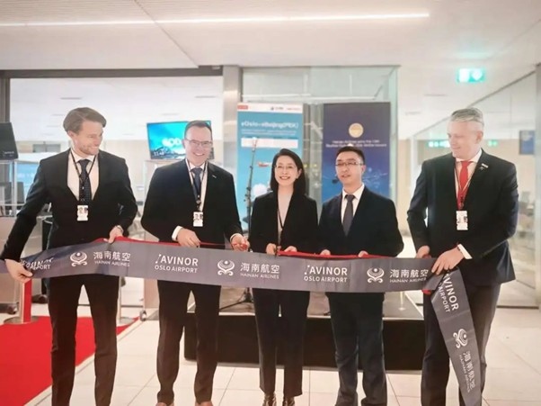 中國駐挪威大使侯悅（中）出席海航奧斯陸—北京直航開航儀式。中國駐挪威大使館供圖