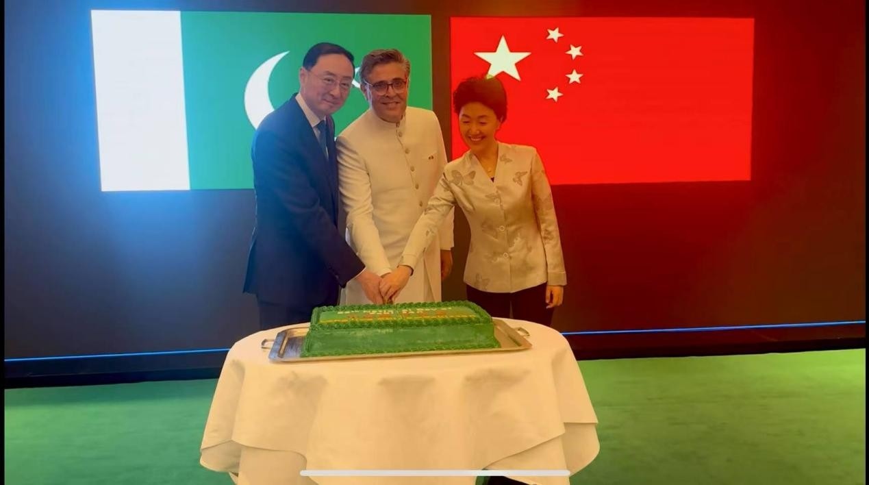 外交部副部長(zhǎng)孫衛(wèi)東（左）、巴基斯坦駐華大使卡里爾·哈什米（中）、中聯(lián)部副部長(zhǎng)孫海燕（右）共切蛋糕。巴基斯坦駐華大使館供圖