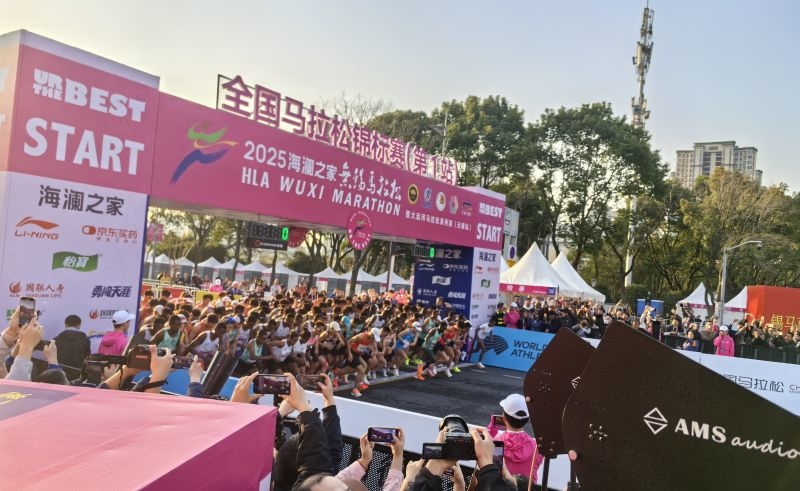 參賽選手沖出起跑線。 人民網(wǎng)記者 楊磊攝