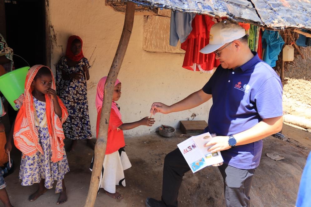 專家組向村民發(fā)放健康教育手冊和健康教育用品。專家組供圖