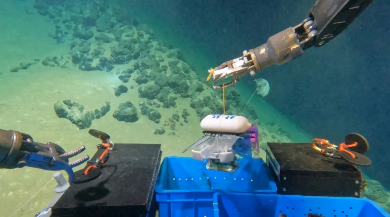 北航深海小型機(jī)器人在深海測(cè)試。校方供圖