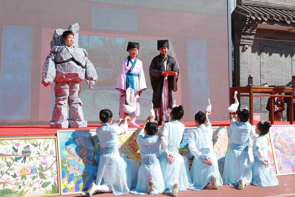 展覽開幕式上，府學(xué)學(xué)子上演情景劇《鵝池》。府學(xué)胡同小學(xué)供圖
